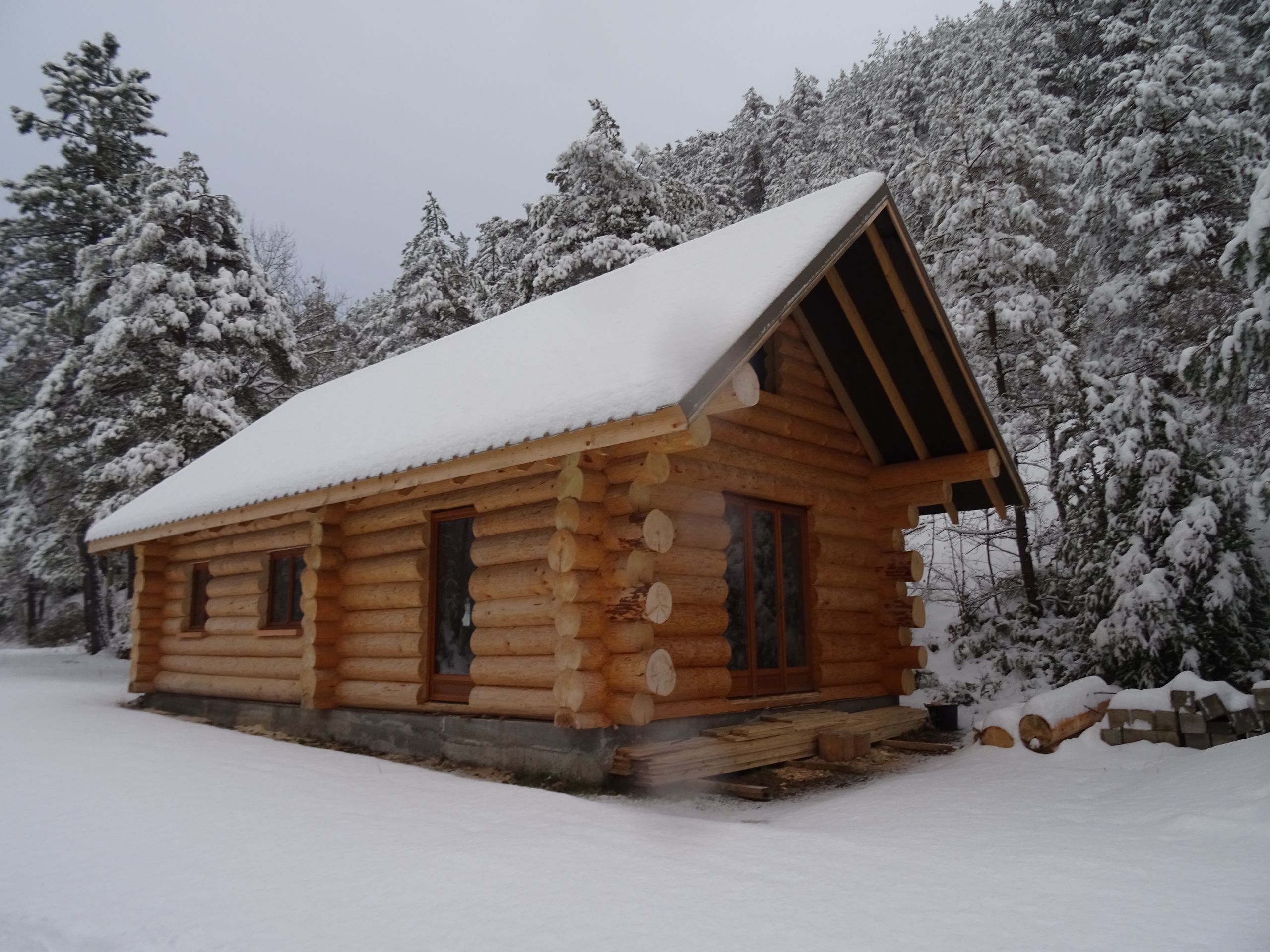 Cabane En Rondins En Bois Traitée Avec Du Goudron De Pin Photo stock -  Image du journal, sublimée: 129522414